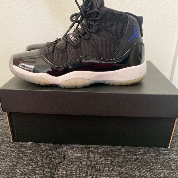 Jordan 11’s Space Jam - Picture 2 of 5